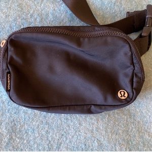 Lululemon black Fanny pack - used a couple of times. In great shape !